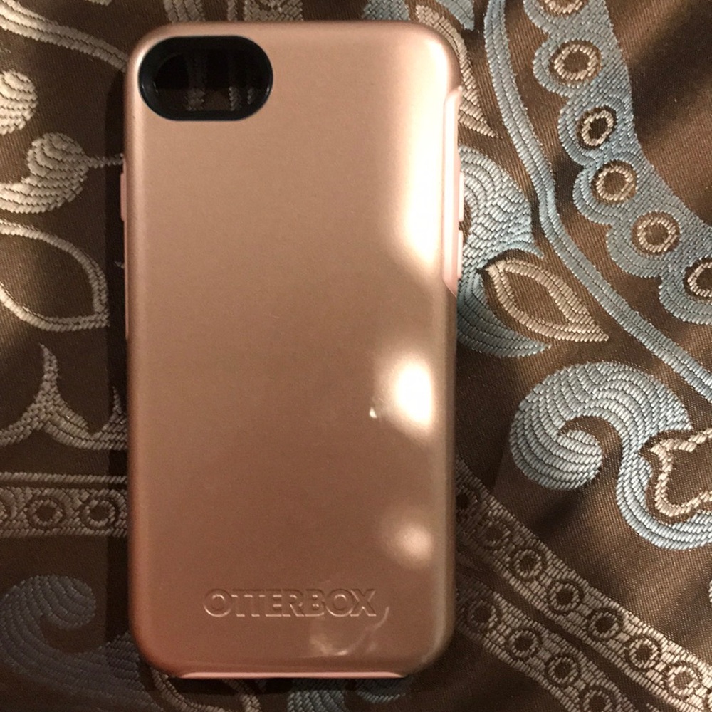 Rose gold OtterBox Iphone 7 case!